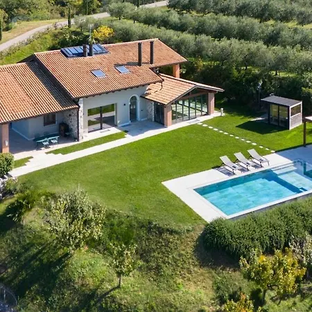 فيلة Ceriel Lakeview Retreat